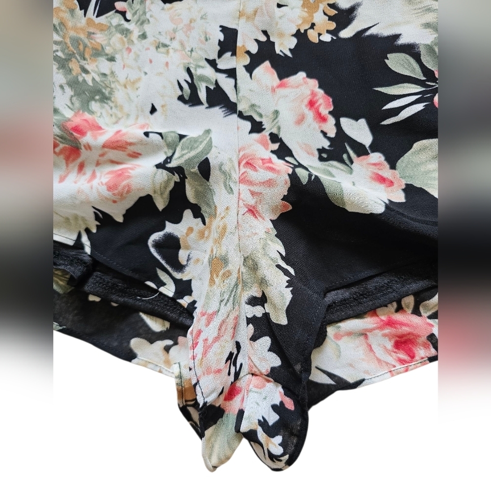 Floral Bell Sleeve Romper, Zipper Back And Elastic Waist.  Size Small - Picture 7 of 8